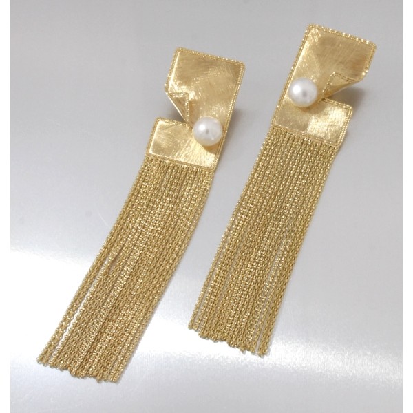 18kt Yellow gold earring with fresh water pearls